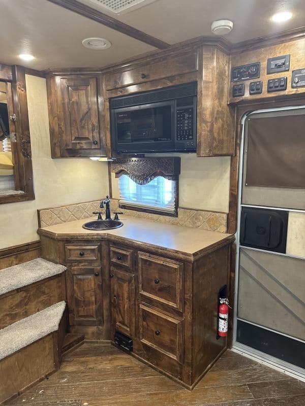 2007 4 Star 4 Horse 14' Outlaw LQ Slide Out - Image 12