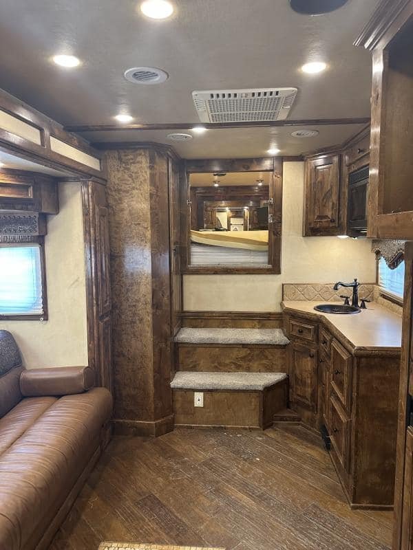 2007 4 Star 4 Horse 14' Outlaw LQ Slide Out - Image 23