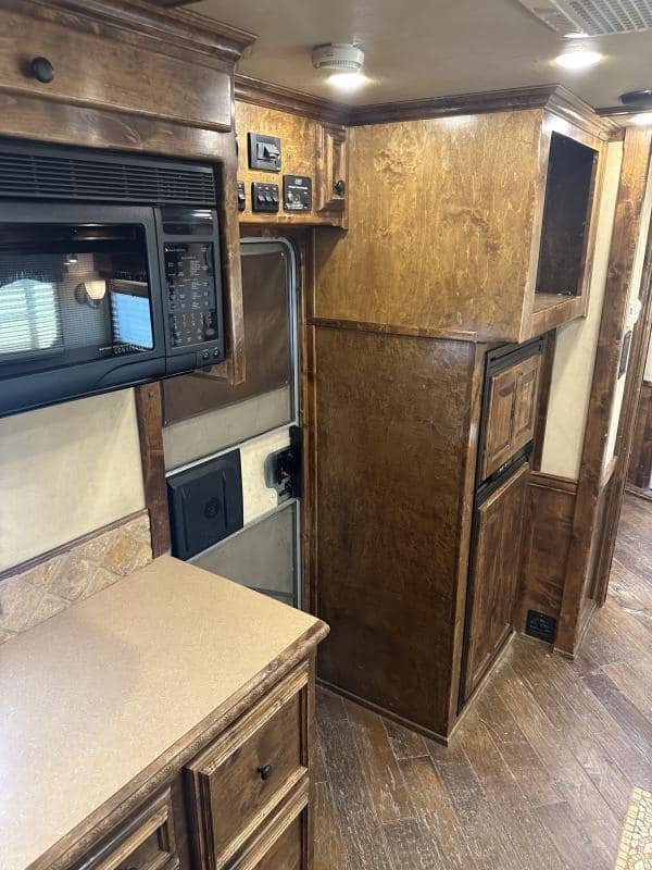 2007 4 Star 4 Horse 14' Outlaw LQ Slide Out - Image 16