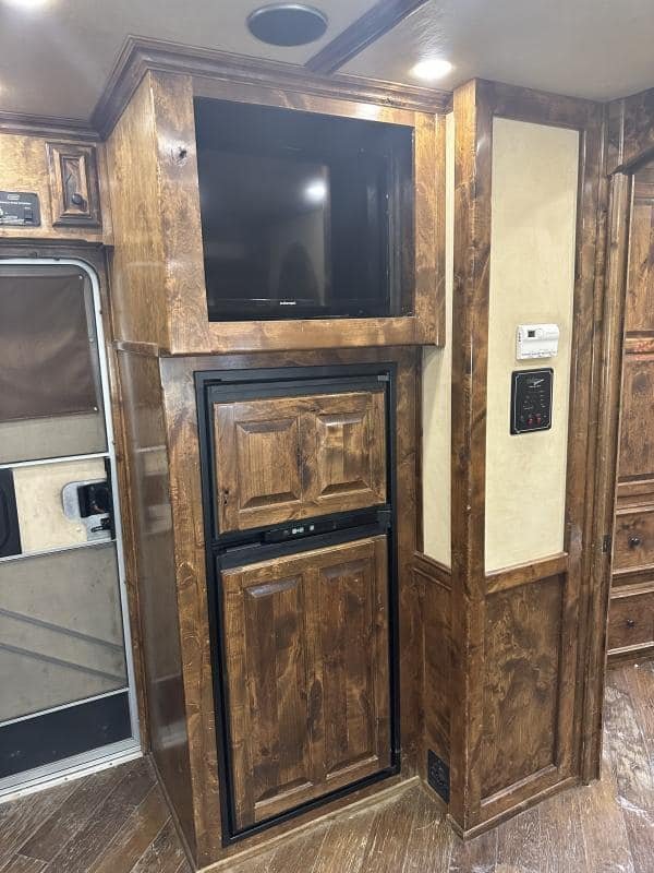 2007 4 Star 4 Horse 14' Outlaw LQ Slide Out - Image 17
