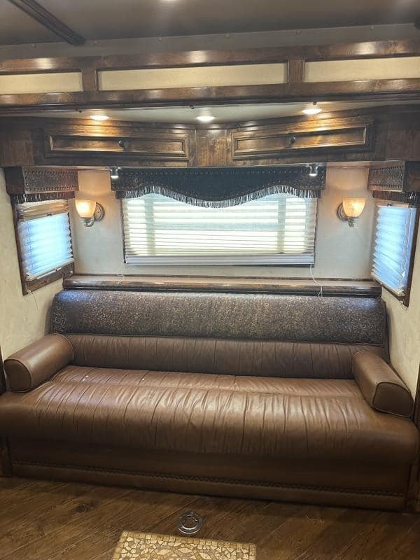 2007 4 Star 4 Horse 14' Outlaw LQ Slide Out - Image 10