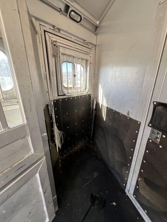 2009 Platinum Coach 3 H 16' SW w/Outlaw Conversion - Image 20