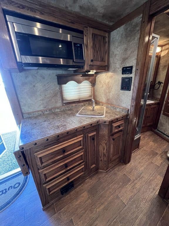 2009 Platinum Coach 3 H 16' SW w/Outlaw Conversion - Image 34