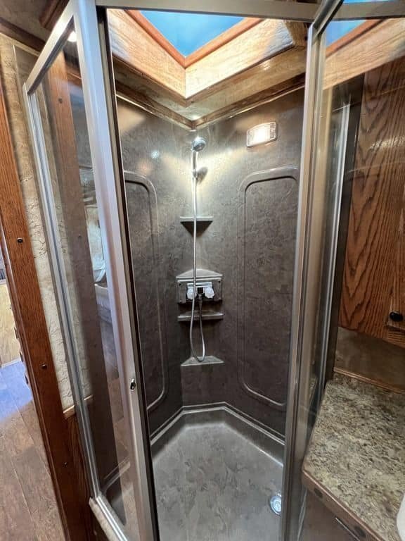 2009 Platinum Coach 3 H 16' SW w/Outlaw Conversion - Image 43