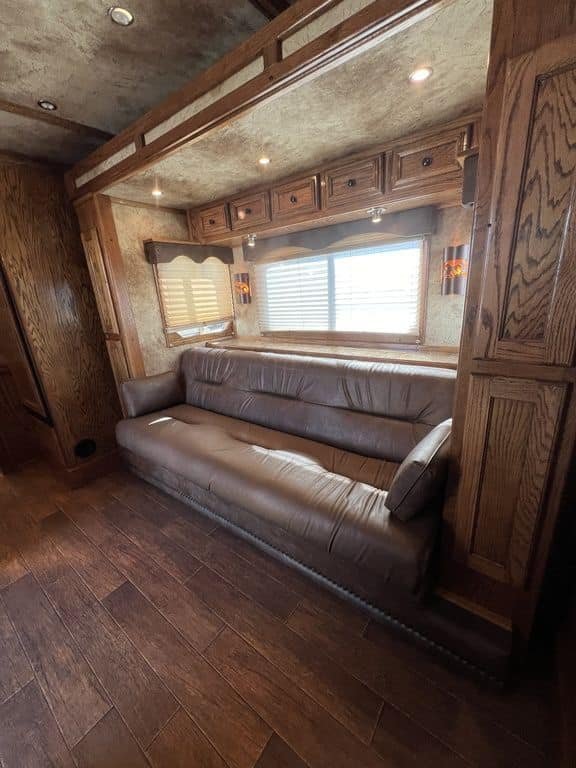 2009 Platinum Coach 3 H 16' SW w/Outlaw Conversion - Image 33