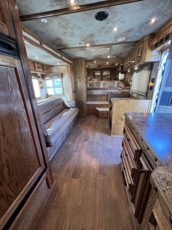 2009 Platinum Coach 3 H 16' SW w/Outlaw Conversion - Image 24