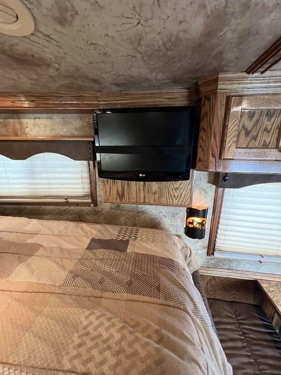 2009 Platinum Coach 3 H 16' SW w/Outlaw Conversion - Image 30