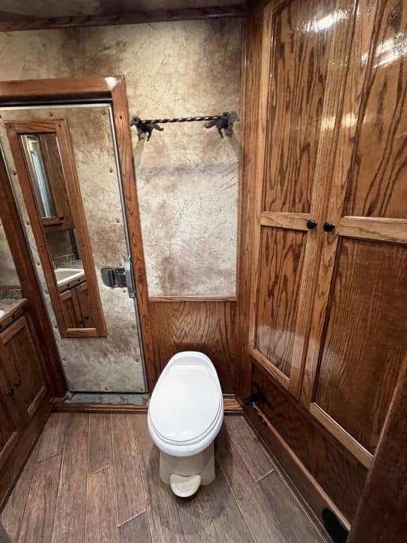 2009 Platinum Coach 3 H 16' SW w/Outlaw Conversion - Image 38