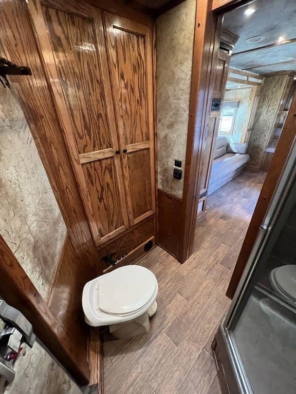 2009 Platinum Coach 3 H 16' SW w/Outlaw Conversion - Image 41