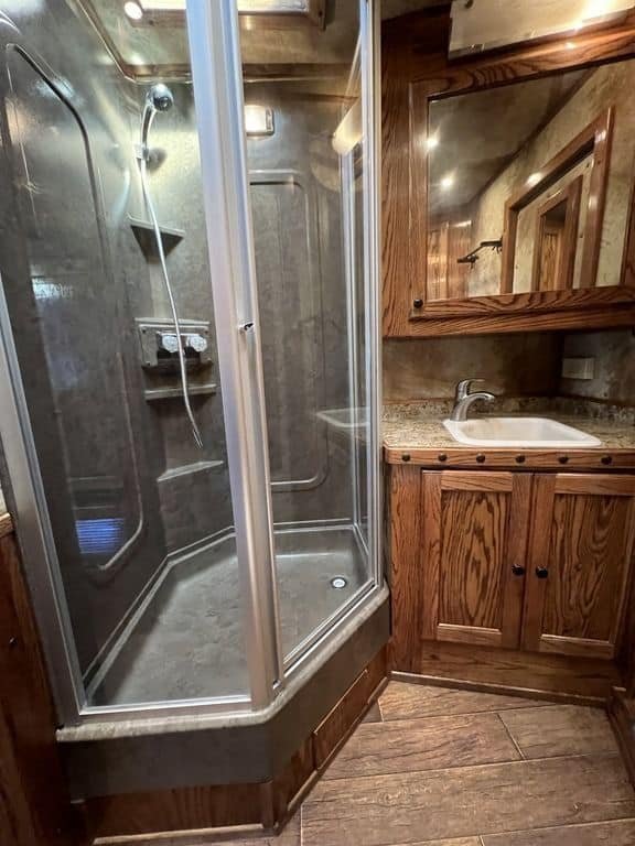 2009 Platinum Coach 3 H 16' SW w/Outlaw Conversion - Image 40