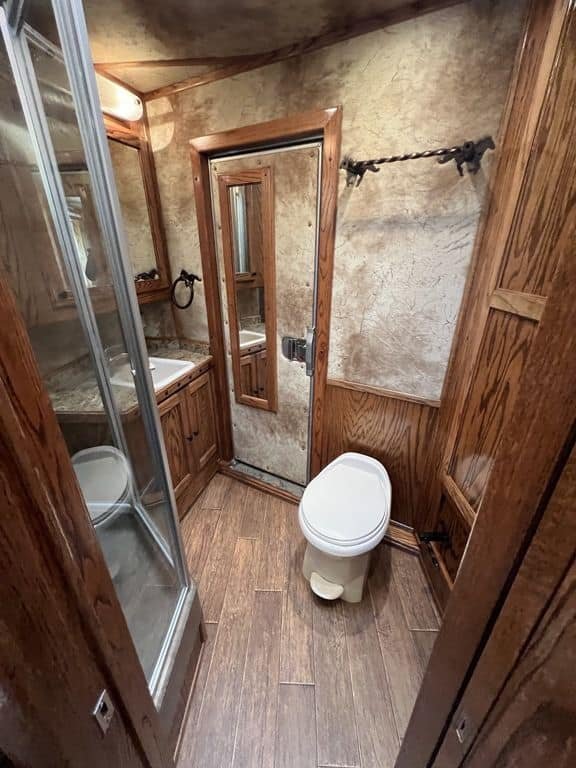 2009 Platinum Coach 3 H 16' SW w/Outlaw Conversion - Image 37