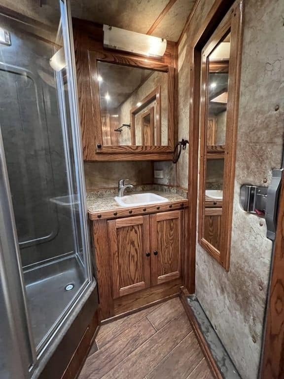 2009 Platinum Coach 3 H 16' SW w/Outlaw Conversion - Image 39