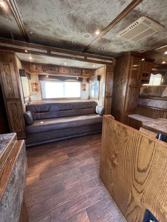2009 Platinum Coach 3 H 16' SW w/Outlaw Conversion - Image 23